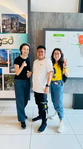 Orang ramai bergambar bersama dalam foto daripada arkib yang dibekalkan oleh Mike.