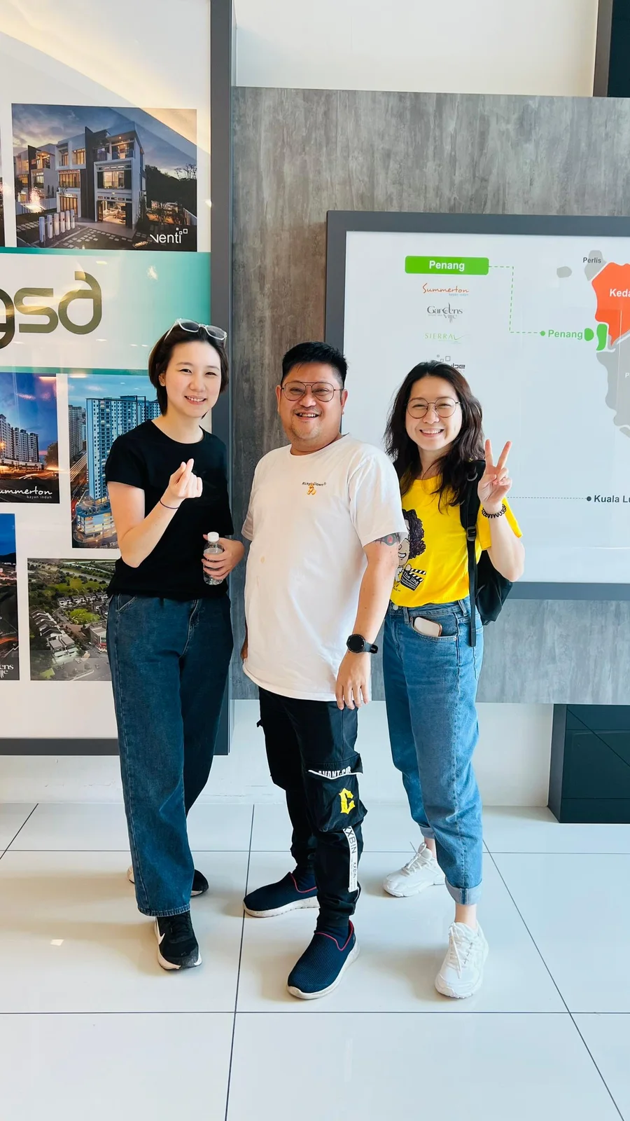 Orang ramai bergambar bersama dalam foto daripada arkib yang dibekalkan oleh Mike.