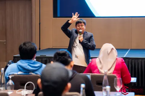 Penyampai memegang mikrofon di acara