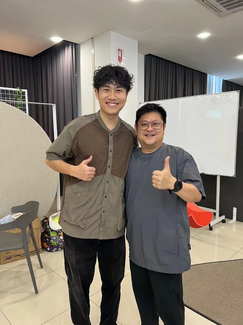 Orang ramai bergambar bersama dalam foto daripada arkib yang dibekalkan oleh Mike.