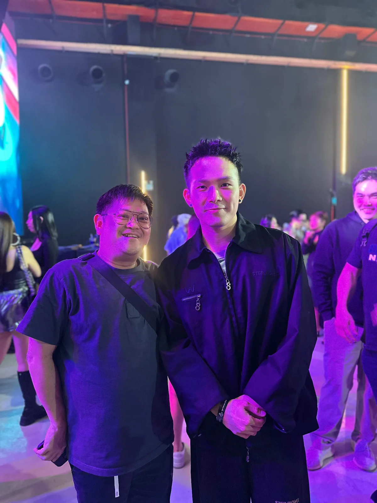 Orang ramai bergambar bersama dalam foto daripada arkib yang dibekalkan oleh Mike.