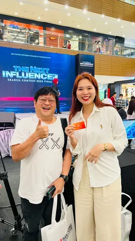 Orang ramai bergambar bersama dalam foto daripada arkib yang dibekalkan oleh Mike.
