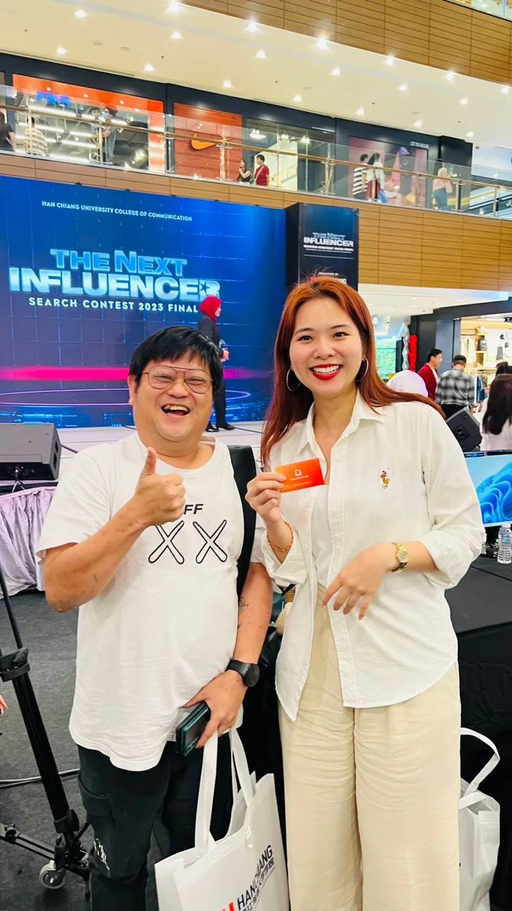 Orang ramai bergambar bersama dalam foto daripada arkib yang dibekalkan oleh Mike.