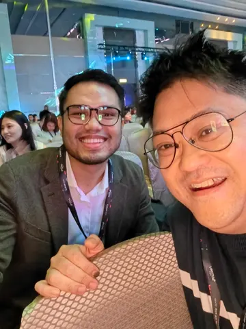 Orang ramai bergambar bersama dalam foto daripada arkib yang dibekalkan oleh Mike.