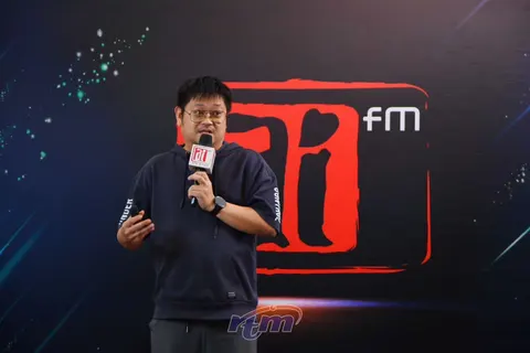 Penampilan di hadapan latar Ai FM