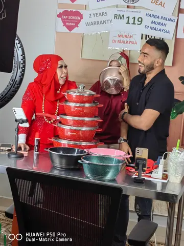 Demonstrasi produk dengan peralatan memasak dan penyampai di ruang penggambaran.