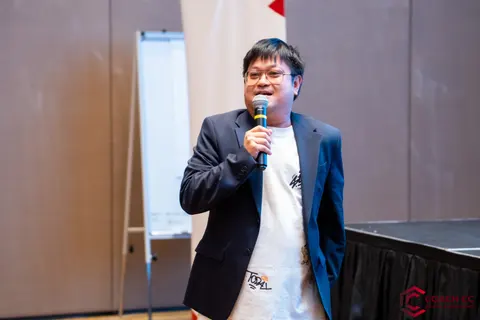 Mike bercakap menggunakan mikrofon di pentas acara.