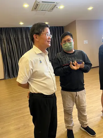 Pelawat dan pasukan produksi berkumpul di studio dengan peralatan penggambaran.