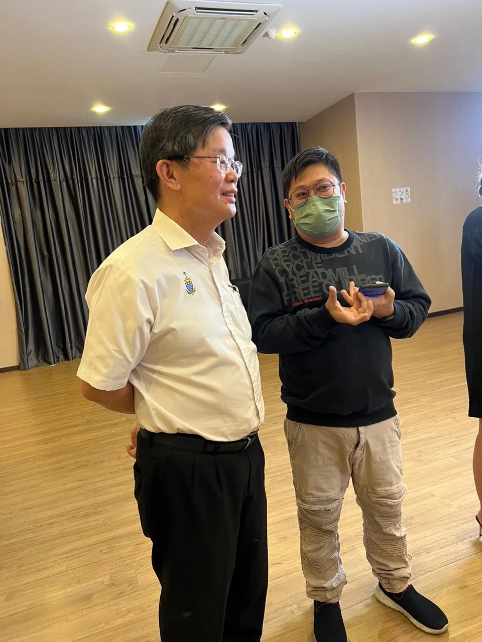 Pelawat dan pasukan produksi berkumpul di studio dengan peralatan penggambaran.