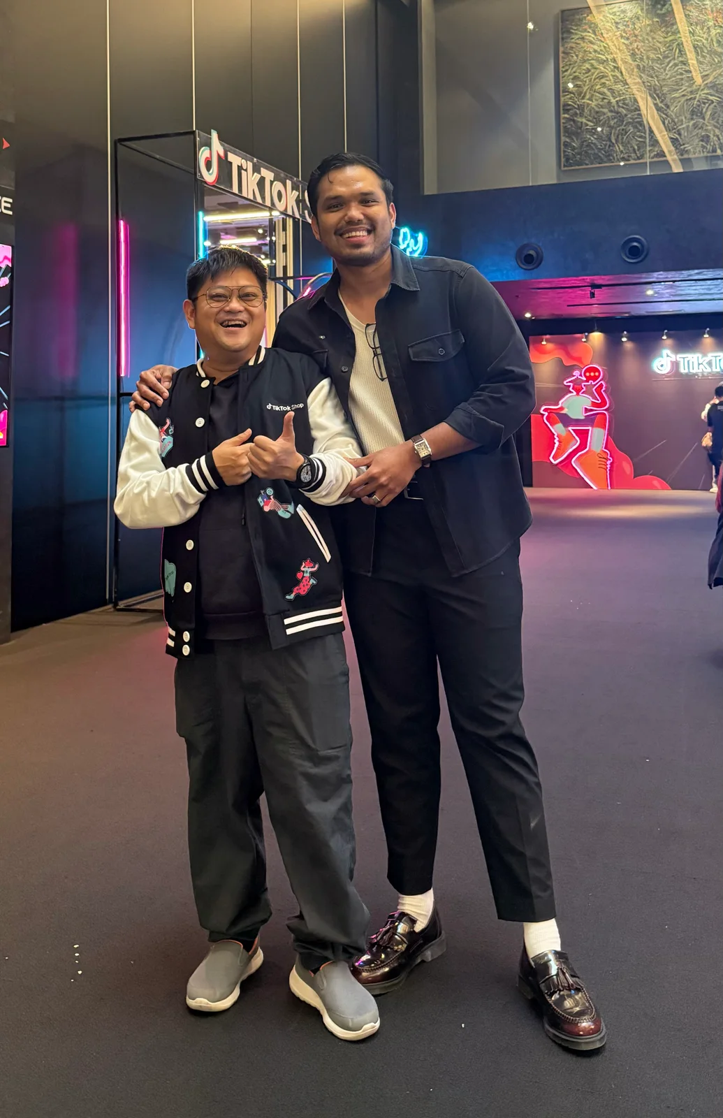 Foto arkib dengan trofi, plak atau barang penyampaian yang kelihatan.