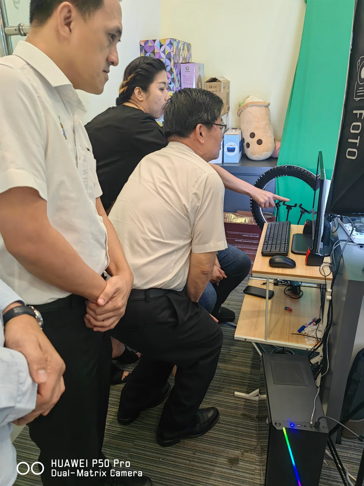Pelawat dan pasukan produksi berkumpul di studio dengan peralatan penggambaran.