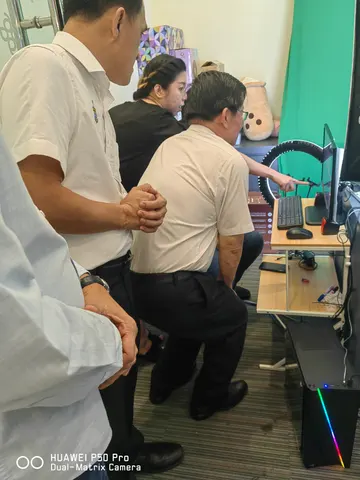 Pelawat dan pasukan produksi berkumpul di studio dengan peralatan penggambaran.