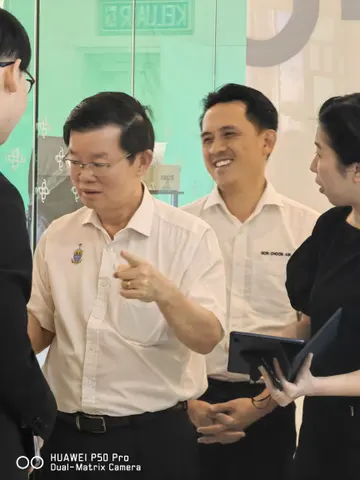 Pelawat dan pasukan produksi berkumpul di studio dengan peralatan penggambaran.