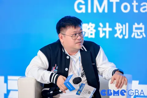 Mike duduk dengan mikrofon semasa perbincangan panel di pentas.