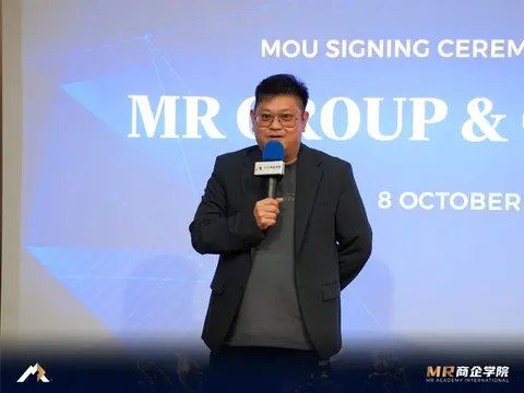 Mike bercakap menggunakan mikrofon di pentas acara.