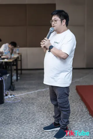 Mike Seah memegang mikrofon di bengkel
