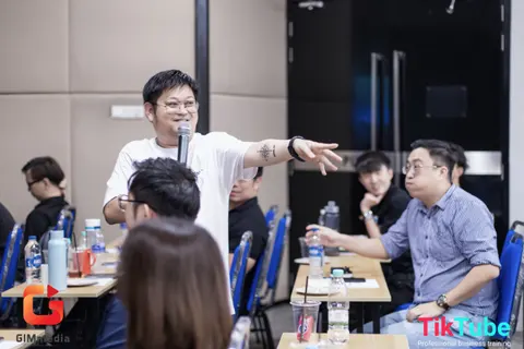 Penyampai berinteraksi dengan peserta bengkel